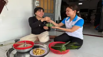 الحفاظ على الحرفة التقليدية لصناعة زلابية الأرز الدبق باستخدام الماء القلوي.